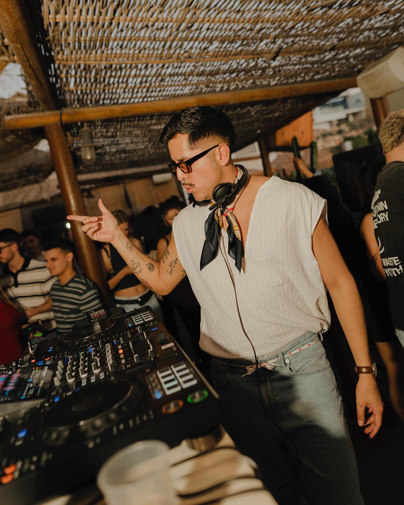 Leonardo Monteza - Songs, Events and Music Stats | Viberate.com