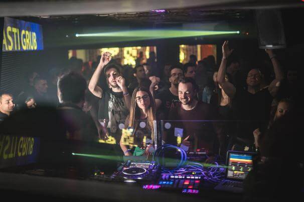 https://viberate-upload.ams3.cdn.digitaloceanspaces.com/prod/venuegallery/amper-klub-1.jpg