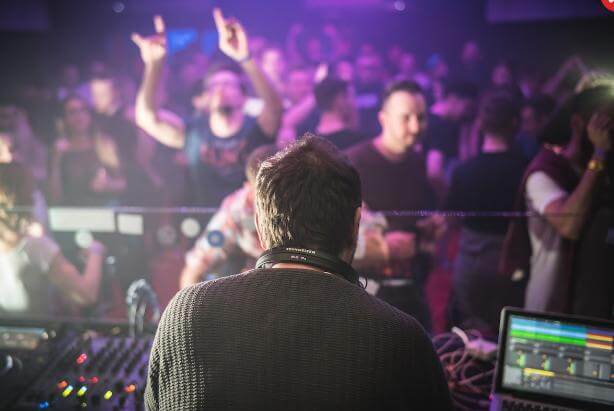 https://viberate-upload.ams3.cdn.digitaloceanspaces.com/prod/venuegallery/amper-klub-2.jpg