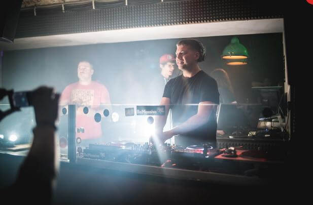 https://viberate-upload.ams3.cdn.digitaloceanspaces.com/prod/venuegallery/amper-klub-3.jpg