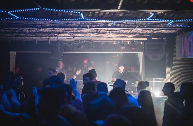 https://viberate-upload.ams3.cdn.digitaloceanspaces.com/prod/venuegallery/amper-klub-4.jpg