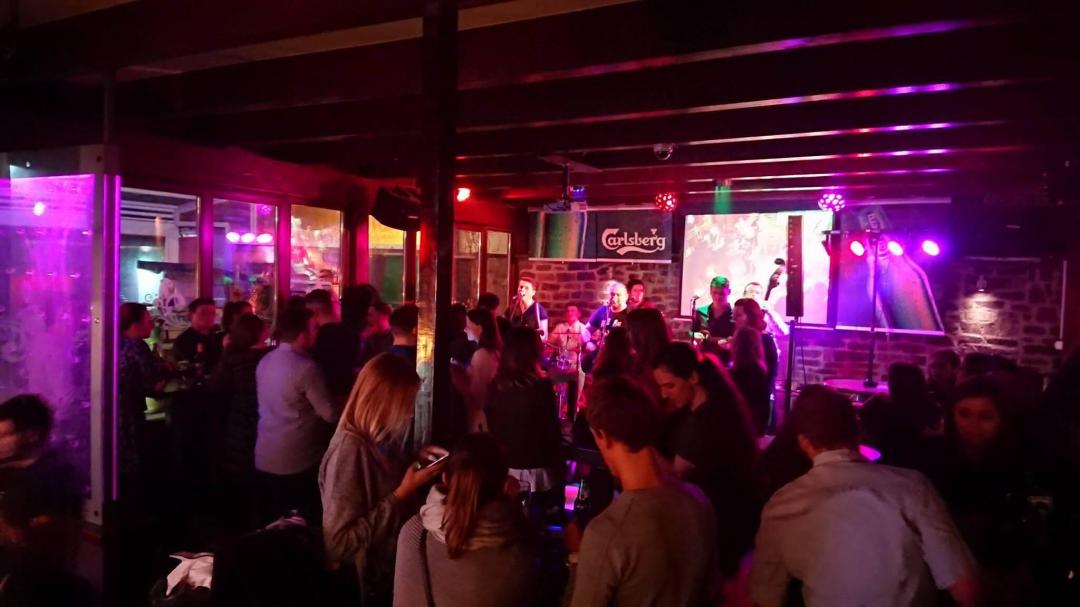 https://viberate-upload.ams3.cdn.digitaloceanspaces.com/prod/venuegallery/barfly-caffe-club-varazdin-1.jpg