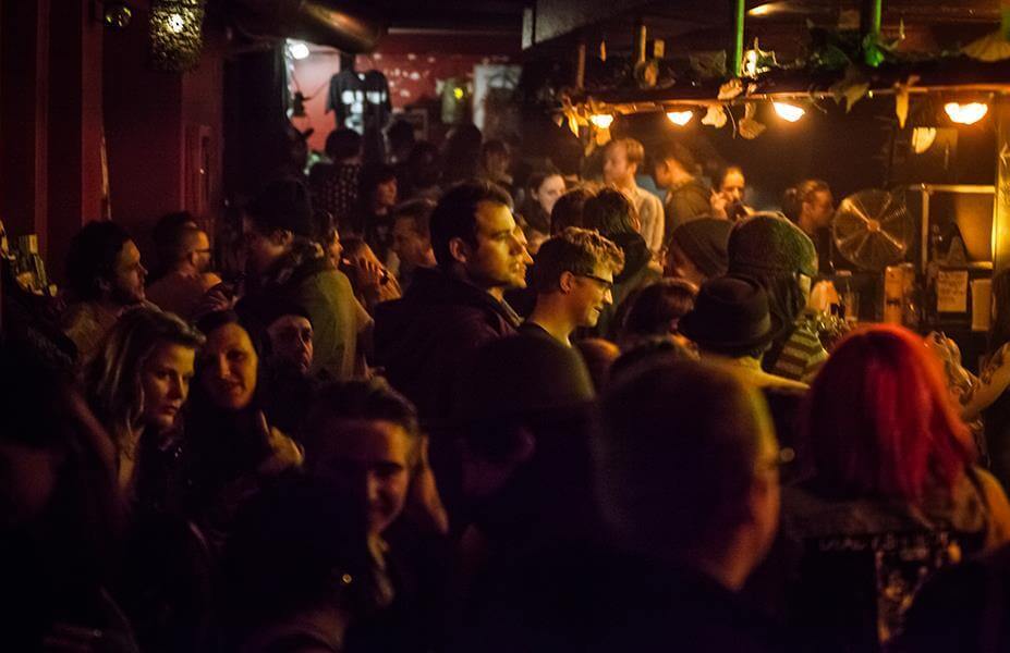 https://viberate-upload.ams3.cdn.digitaloceanspaces.com/prod/venuegallery/cortina-bob.jpg