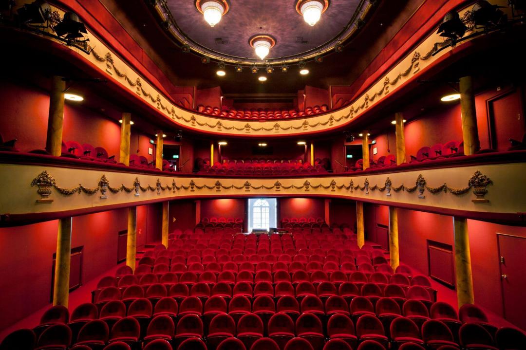 https://viberate-upload.ams3.cdn.digitaloceanspaces.com/prod/venuegallery/de-kleine-komedie.jpg